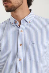 Camisa de manga corta a rayas verticales blancas y celestes, con cuello abotonado y bolsillo en el pecho.
