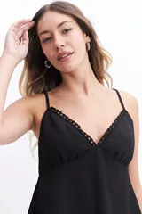 Musculosa color verde oliva con breteles finos y escote en V con detalle de puntilla.