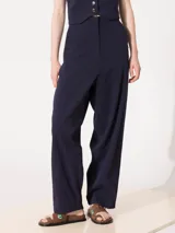 Pantalón azul marino de corte amplio con recortes pespunteados en el delantero y bota angosta.