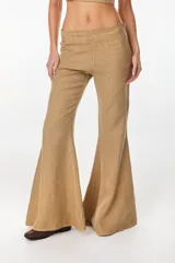 Pantalón oxford color beige de tiro bajo, confeccionado en lino italiano, con diseño ajustado en la parte superior y botamanga ancha estilo campana.