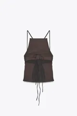 Top color fucsia de escote recto y tirantes finos, con detalle de pliegues y espalda descubierta. Cierre con lazadas en la espalda.