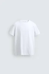 Camiseta de corte ajustado confeccionada en tejido de algodón con elasticidad, cuello redondo y manga corta.