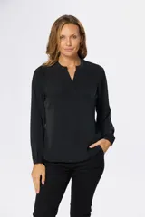Blusa de manga larga en color azul marino, con escote en V y diseño de doble capa en el frente. Presenta puños elásticos y un pequeño aplique metálico decorativo en el ruedo.