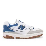 Championes urbanos New Balance modelo 550, con diseño retro inspirado en el básquet de los años 80. Presentan una combinación de cuero sintético blanco, detalles en azul y gris, y suela de caucho color caramelo.