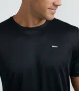 Remera deportiva de manga corta y cuello redondo, confeccionada en tejido de malla técnica. Presenta un diseño minimalista con un pequeño detalle gráfico lineal en el pecho y recortes laterales para mayor ventilación.