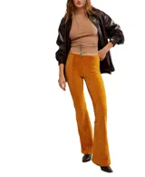 Pantalón de corte flare, tiro alto, color morado oscuro con textura de terciopelo y patrón en chevron.