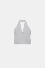 Top de tejido elástico con diseño de bandas horizontales, cuello halter y profundo escote en V.