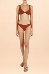 Bombacha de bikini de talle alto y corte clásico en color terracota, con diseño minimalista y cobertura completa.