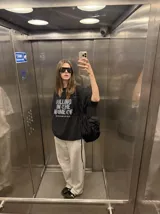 Remera gris con efecto acid wash y diseño oversize. Presenta un estampado frontal con la inscripción "KILLING IN THE NAME OF" y la frase "NOW YOU DO WHAT THEY TOLD YA".