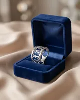 Anillo de plata 925 con diseño calado de motivos curvos y entrelazados, de banda ancha.