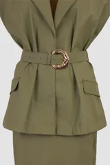 Conjunto de dos piezas color verde militar, compuesto por un chaleco tipo blazer sin mangas con solapas, bolsillos con solapa y cinturón con hebilla metálica, y una falda midi de corte recto.