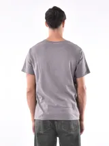 Remera de corte regular, cuello redondo y manga corta, en color beige liso.