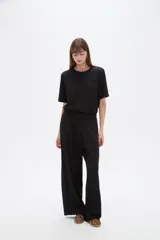 Pantalón ancho de tiro alto, color natural, confeccionado en poliéster con detalles de strass.