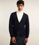 Blazer azul marino de algodón, con cuello de solapa, doble abotonadura frontal y mangas largas ajustadas.