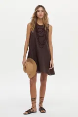 Vestido corto marrón de lino, sin mangas, con cuello redondo y diseño de corte recto y holgado.