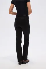 Pantalon jean de corte recto y tiro alto, con diseño clásico de cinco bolsillos y cierre frontal con botón y cremallera.