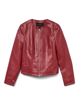 Campera estilo biker de cuero sintético color bordó, con cuello redondo, cierre frontal completo y bolsillos laterales con cierre.