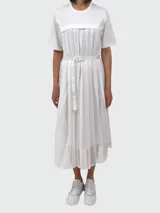 Vestido midi blanco de algodón con malla plisada, cuello redondo y mangas cortas. Incluye cinturón blanco con hebilla plástica. Marca Moncler.