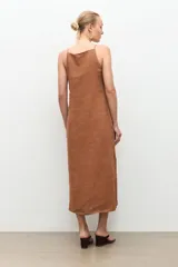Vestido midi de lino color blanco, de corte recto y holgado, con escote cuadrado y tirantes finos.