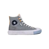 Championes Converse de caña alta color gris con detalles en azul y amarillo. Presentan el logo de la marca en el lateral y suela de goma con texto estampado.