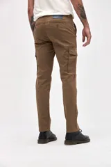 Pantalón cargo de gabardina en color gris, con corte standard slim. Presenta bolsillos laterales y bolsillos cargo con solapa y botones en los muslos.