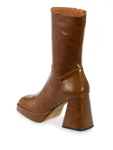 Bota de cuero color marrón con caña media, plataforma y taco cuadrado.