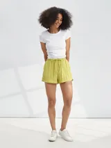 Short de tela liviana con textura arrugada, color negro, con cintura elástica y cordón ajustable.