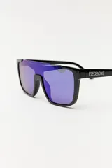 Lentes de sol con montura cuadrada de acetato negro y lentes espejados azules.