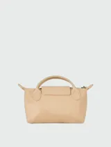Cartera tipo pouch de la línea Le Pliage de Longchamp, color gris, con diseño minimalista, asa superior corta y cierre de solapa con botón a presión.