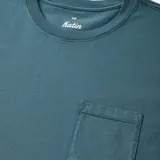 Remera azul de manga corta con bolsillo en el pecho.