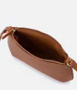 Bolso baguette pequeño color negro, con correa transversal ajustable y bolsillo interno con cremallera. Textura tipo saffiano y cierre por cremallera.