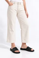 Sandalias planas de eco cuero color negro, con tira ancha superior y suela cómoda.