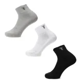 Pack de tres pares de medias unisex de caña media, con diseño deportivo y logo bordado en la parte superior. Incluye un par gris, uno blanco y uno negro.