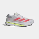 Championes de running Adidas Adizero SL2, diseñados con un exterior de malla técnica blanca y las icónicas tres tiras en color rosado. Incorporan tecnología de amortiguación Lightstrike Pro en la mediasuela con detalles en amarillo neón y suela de caucho para mayor tracción.