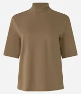 Remera negra de algodón, corte amplio, cuello alto en punto roma y mangas cortas.