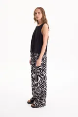 Blusa de lino negra, sin mangas y con escote redondo, de corte recto y holgado.