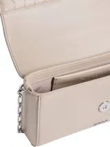 Cartera tipo sobre o clutch de Calvin Klein, color beige claro, con diseño acolchado de rombos en la solapa y cuerpo liso. Posee correa de cadena metálica plateada y logo metálico grabado en la parte frontal.