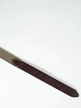 Cinturón gris oscuro con hebilla metálica plateada y detalles en cuero marrón.