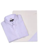 Camisa de manga larga RKF modelo Wf Pb, de corte regular y cuello americano. Presenta un diseño de rayas verticales en tonos rosado, celeste y blanco, con cierre frontal de botones, bolsillo ojal en el pecho con logo bordado y botones en las puntas del cuello.