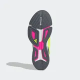 Championes de entrenamiento Adidas Rapidmove 2, color amarillo neón con detalles en gris y blanco. Presentan un diseño de malla transpirable, mediasuela con tecnología Lightstrike para mayor amortiguación y reactividad, y sistema de atado ajustable.