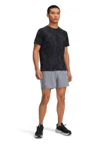 Short deportivo de running Under Armour, color gris con detalles laterales perforados. Cuenta con cintura elástica con cordón interno, forro interior de malla y bolsillo central trasero expandible.