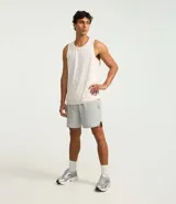 Bermuda deportiva masculina confeccionada en ripstop, color gris claro, con cintura elástica contrastante y lazo interna. Sin estampa, posee bolsillos, encajes laterales y diferencial de bajo reflectiva.