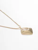 Collar con cadena dorada y dije metálico dorado con forma de rombo y detalle de esfera blanca en el centro.