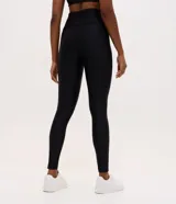 Legging deportiva de tiro alto confeccionada en microfibra elástica, con diseño ajustado y bolsillo funcional integrado. Presenta un acabado liso y costuras reforzadas para mayor comodidad durante la actividad física.