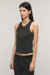Musculosa gris oscuro de morley, con escote redondo, sisas cavadas y calce ajustado. Presenta la frase "HOT MESS" formada por tachas doradas en el frente y detalles de tachas a lo largo de los laterales.