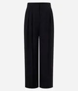 Pantalón de vestir de corte palazzo color negro, con cintura alta, trabillas, cierre tradicional y pliegues.