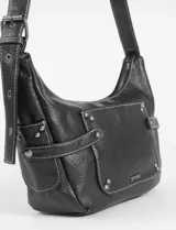 Bandolera de cuero vegano color negro, con diseño de bolsillo frontal decorado con tachas metálicas y costuras a la vista. Cuenta con correa larga regulable y cierre superior.