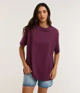 Remera oversize color bordó, de manga corta y cuello redondo, sin estampa.