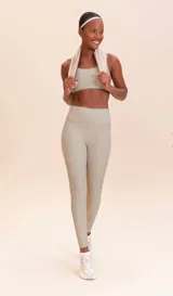 Top deportivo azul con textura, tirantes finos y espalda deportiva.