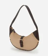 Cartera tipo baguette de diseño curvo, confeccionada en material sintético efecto gamuza color beige con detalles de costuras decorativas en los bordes y apliques en cuero sintético marrón. Cuenta con cierre superior, correa de hombro y herrajes metálicos en tono dorado claro.